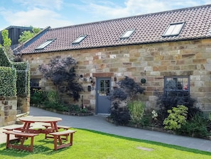 Outdoor dining - 5 bedroom accommodation in Hinderwell, near Staithes (Hinderwell, near Staithes)