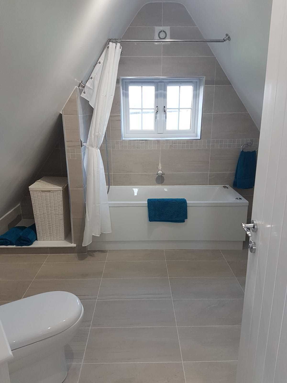Luxury Loft | Bathroom | Combined shower/bathtub, towels