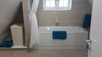 Luxury Loft | Bathroom | Combined shower/bathtub, towels