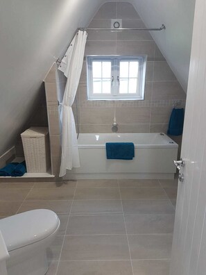 Luxury Loft | Bathroom | Combined shower/tub, towels - Spring Paddocks (Buntingford)