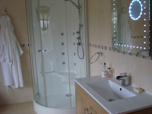Luxury Double or Twin Room | Bathroom | Combined shower/tub, towels - Spring Paddocks (Buntingford)