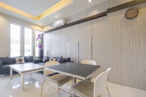 Lobby sitting area - OYO 1314 Wijaya Inn (Makassar)