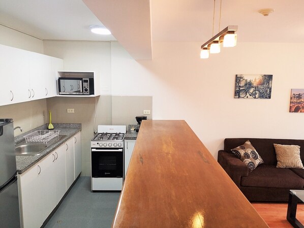 Kühlschrank, Mikrowelle, Ofen, Wasserkocher mit Kaffee-/Teezubehör