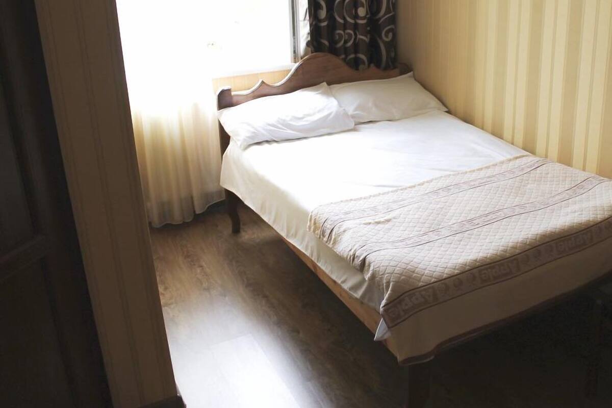 Standard Double Room | In-room safe, soundproofing, iron/ironing board, free WiFi