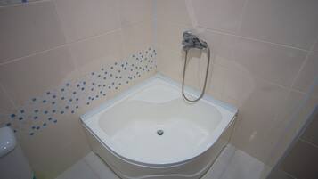 Standard Twin Room | Bathroom | Shower, free toiletries, hair dryer, towels