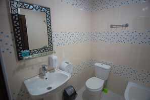 Standard Twin Room | Bathroom | Shower, free toiletries, hair dryer, towels - Hotel Tsiskari (Telavi)