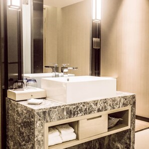 Habitación exclusiva doble | Baño | Ducha, artículos de higiene personal gratuitos y secador de pelo