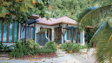 Villa, 2 Twin Beds | Minibar, desk, soundproofing, free cribs/infant beds