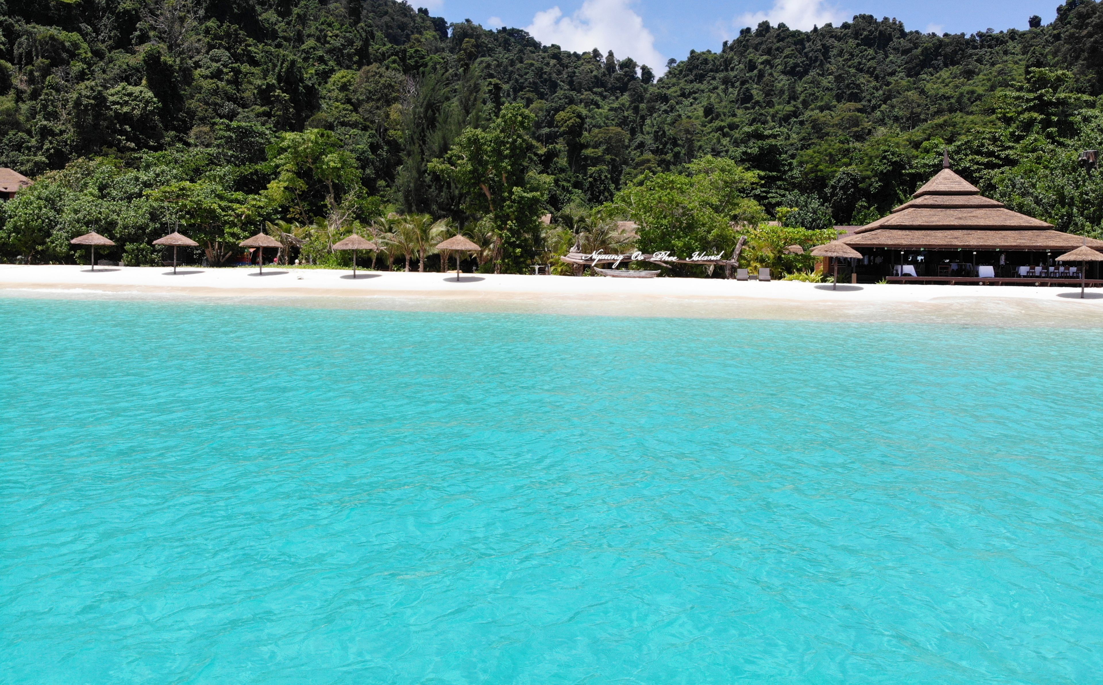 Di pantai, pasir putih, scuba diving, dan snorkeling