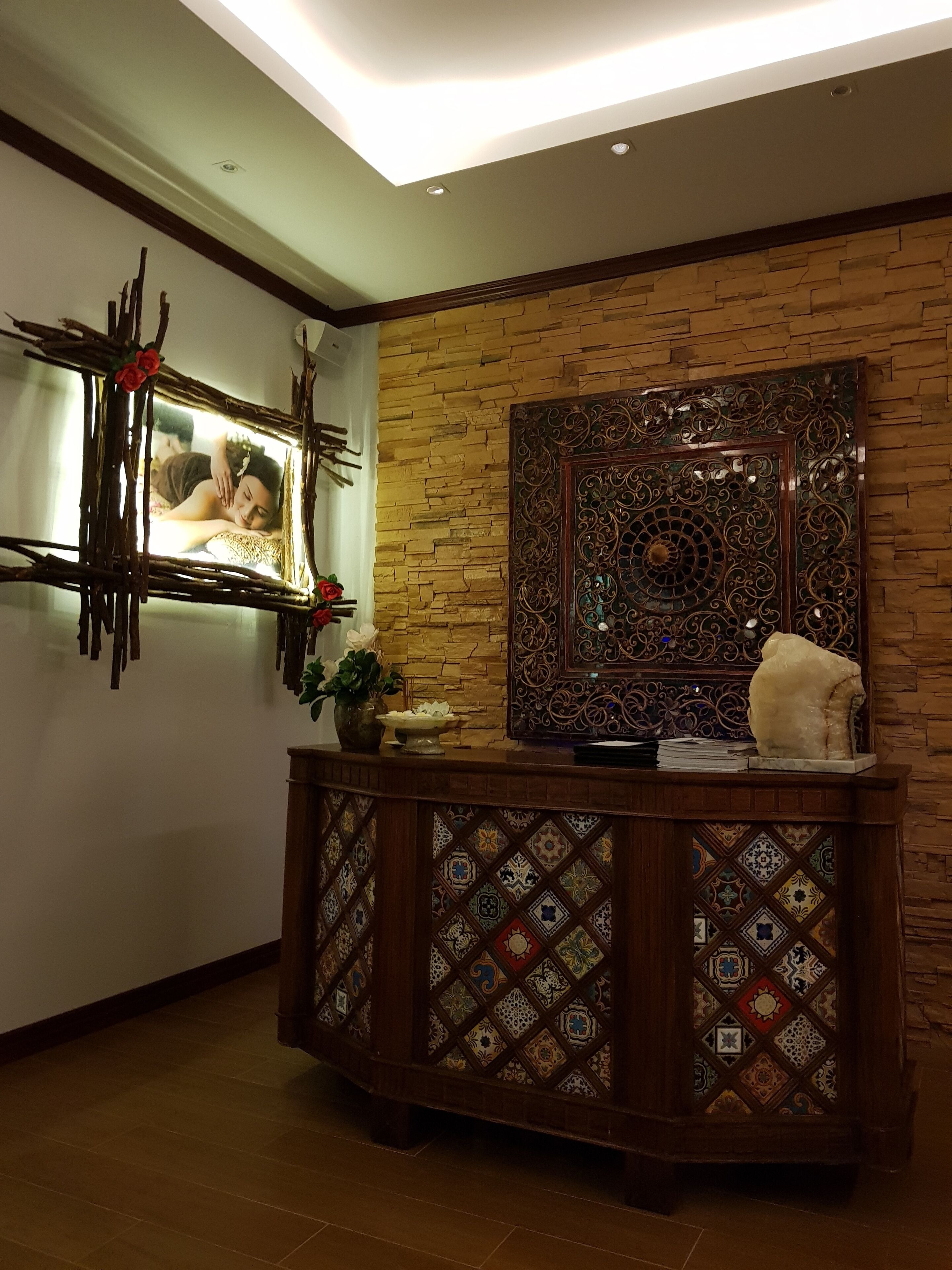 Couples treatment rooms, body wraps, body scrubs, facials