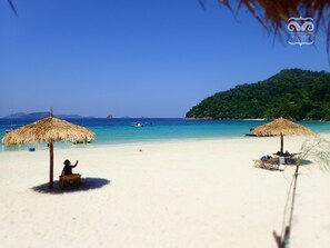 En la playa, playa de arena blanca, buceo y snorkel 