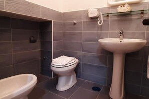 Douche, bidet, serviettes fournies, papier toilette