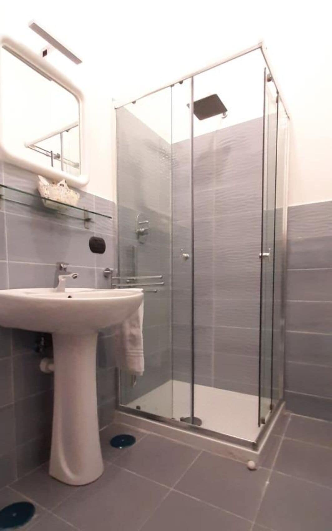 Dusche, Bidet, Handtücher, Toilettenpapier