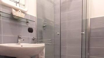 Dusche, Bidet, Handtücher, Toilettenpapier