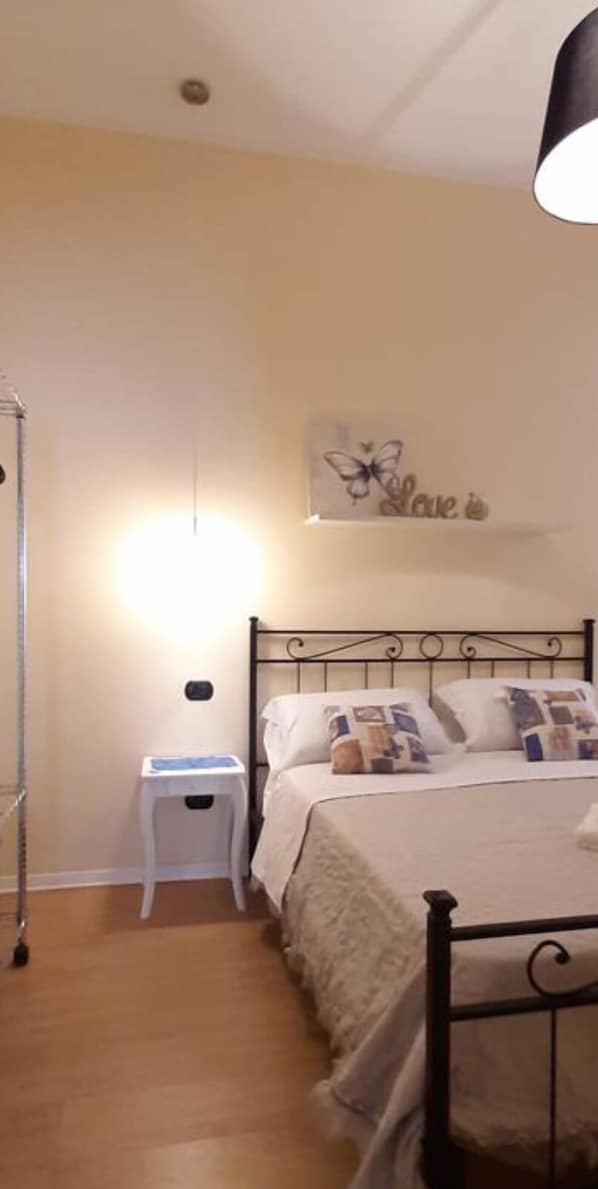 1 chambre, coffres-forts dans les chambres, fer et planche à repasser