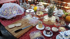 A table with various food items and utensils, including bread, cheese, and condiments. - Redondo de Guayedra (Agaete)