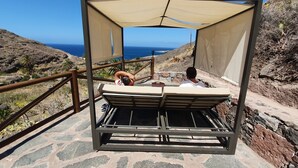 A sunbed with a canopy overlooking a coastal landscape. - Redondo de Guayedra (Agaete)