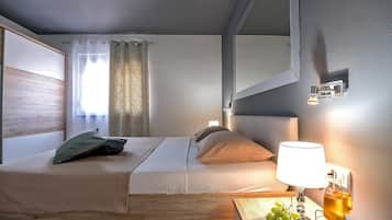 4 chambres, coffres-forts dans les chambres, fer et planche à repasser