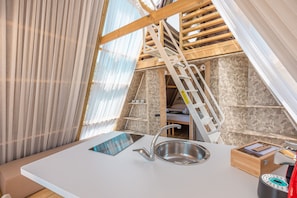 Luxury-Zelt, 2 Schlafzimmer | Eigene Küche | Mini-Kühlschrank, Espressomaschine, Kochgeschirr/Geschirr/Besteck