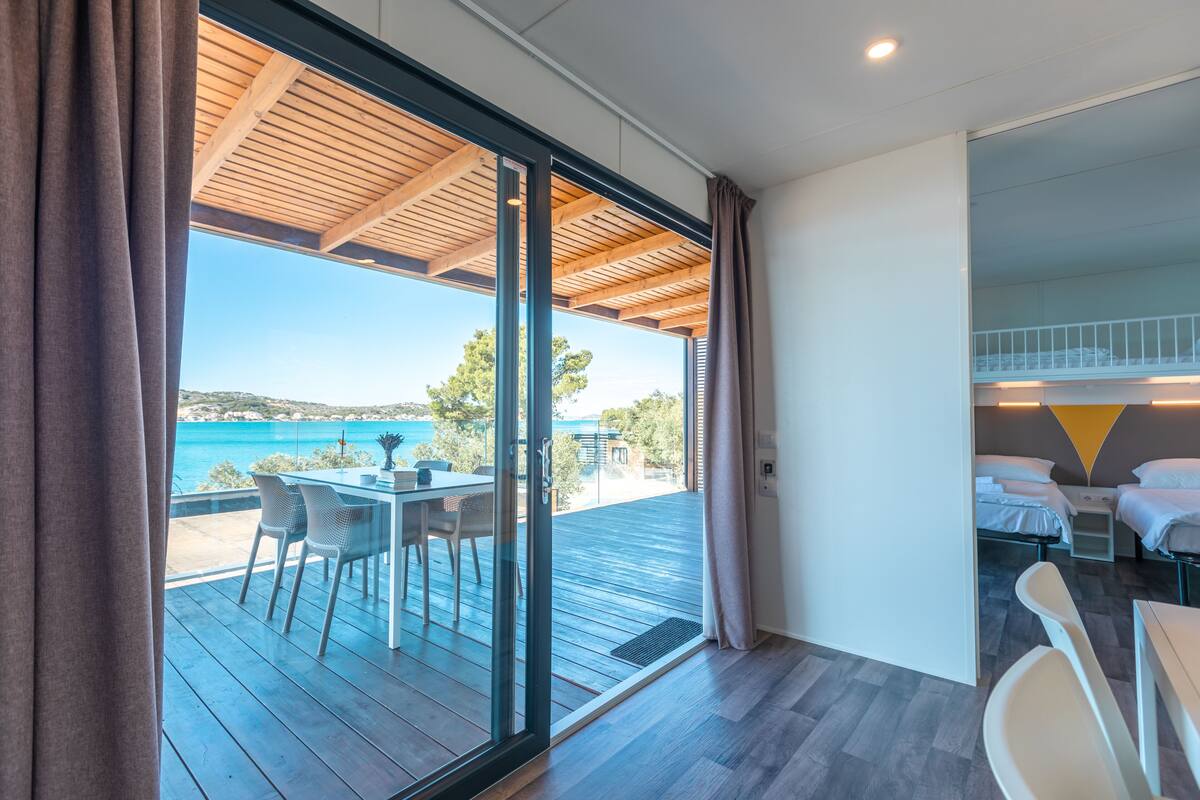 Perheasuntovaunu, 2 makuuhuonetta, terassi, merinäköala (E16) | Terassi/patio
