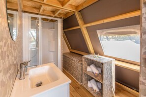 Luxe tent, 2 slaapkamers | Badkamer | Een douche, een regendouche, gratis toiletartikelen, een haardroger