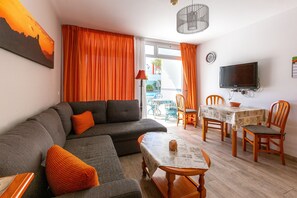 Apartment, 1 Schlafzimmer | Wohnzimmer | 42-Zoll-Flachbildfernseher mit Satellitenempfang, Fernseher