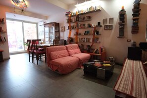 TV, DVD player, books, music library - INDEPENDENT APARTMENT WITH ACITREZZA THE SEA OF THE CYCLOPS (Aci Castello)