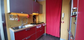 Kühlschrank, Mikrowelle, Ofen, Herdplatte