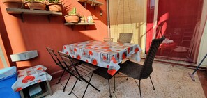 Outdoor dining - INDEPENDENT APARTMENT WITH ACITREZZA THE SEA OF THE CYCLOPS (Aci Castello)