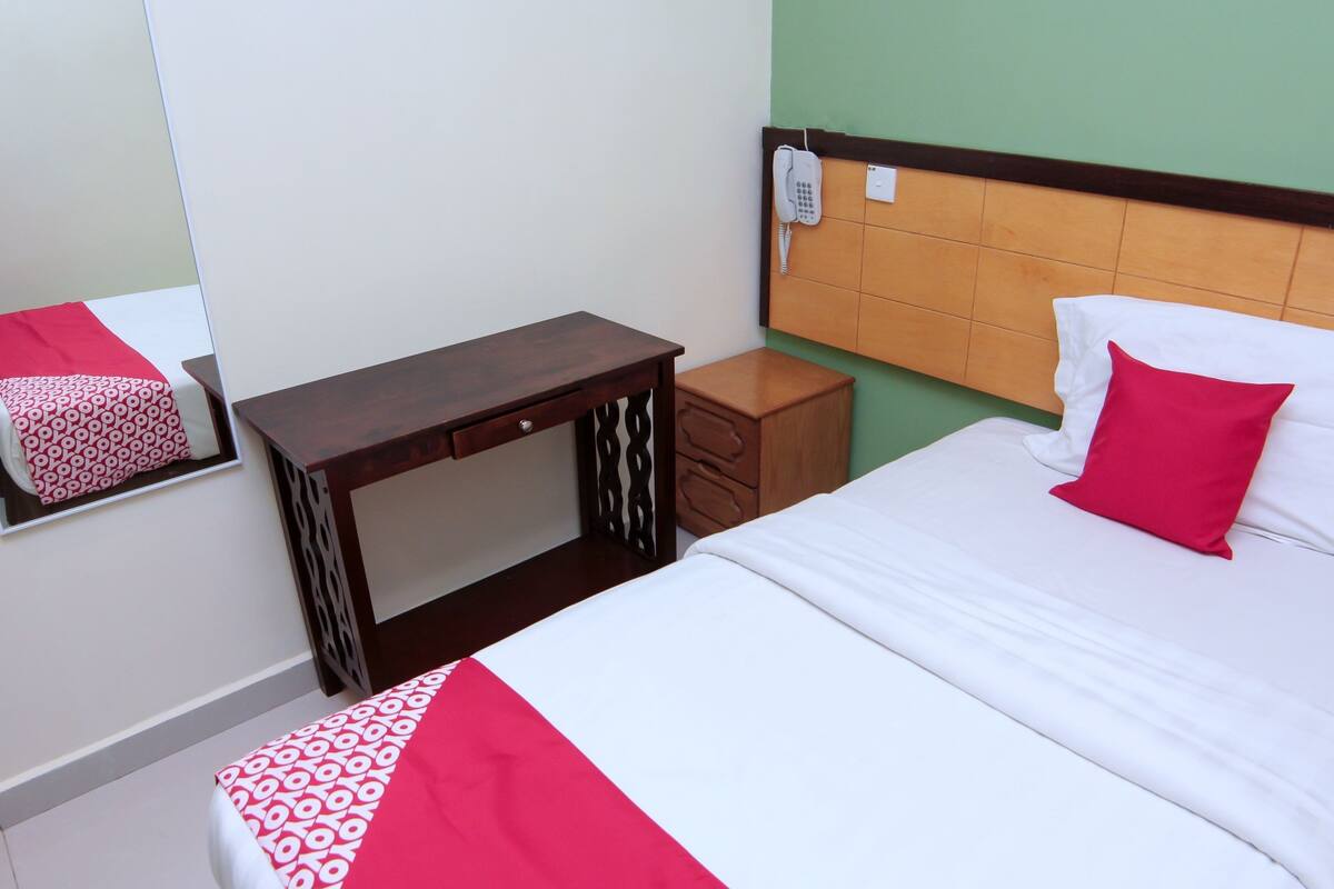 Kamar Single Standar | Meja kerja dan seprai linen