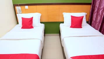 Deluxe Twin Room | Desk, bed sheets