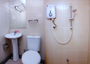 Douche, articles de toilette gratuits, serviettes fournies