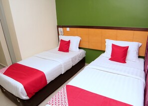 Chambre Deluxe avec lits jumeaux | Bureau, draps fournis