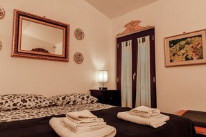 1 室のベッドルーム、セーフティボックス (室内)、デスク、アイロン / アイロン台