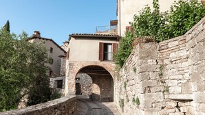 A narrow stone pathway leading through an arched stone bridge in a historic village. - Spectacular Views  -  Charming House in Central Todi  (Todi)