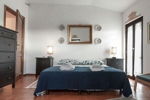 1 間睡房、房內夾萬、書桌、熨斗/熨衫板