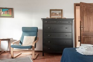 1 間睡房、房內夾萬、書桌、熨斗/熨衫板