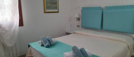 2 quartos, ferros/tábuas de passar roupa, berço de viagem