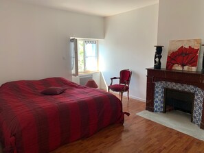 1 chambre, bureau, fer et planche à repasser, lit parapluie