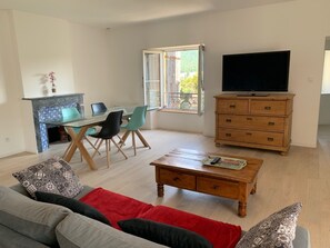TV connectée, livres, espaces bureaux