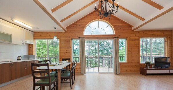 Royal Room | Living area | LCD TV - Forest of Morning Calm (Pyeongchang)