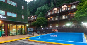 Seasonal outdoor pool - Forest of Morning Calm (Pyeongchang)