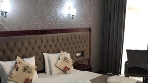 저자극성 침구, 셀렉트 컴포트 침대, 객실 내 금고, 책상