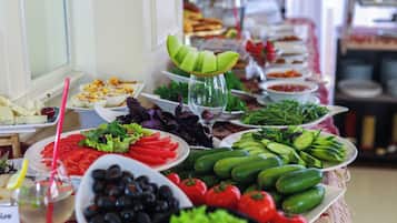 فطور أوروبي يوميًا بتكلفة قدرها (15 AZN للشخص)