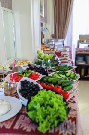 Kontinental frukost varje dag (AZN 15 per person)