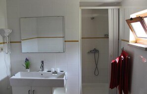 Habitación con 2 camas individuales, baño privado | Baño | Regadera, amenidades de baño gratuitas, secadora de cabello, toallas