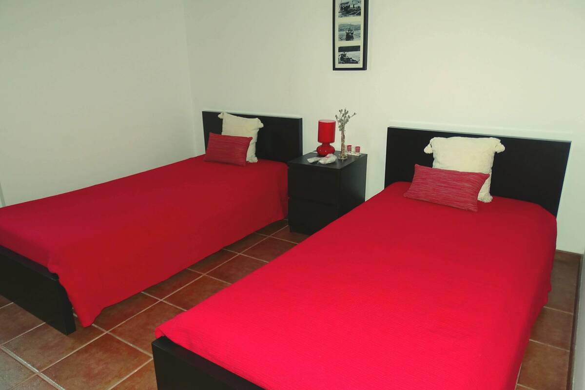 Habitación con 2 camas individuales, baño privado | Cortinas blackout, insonorización y tabla de planchar con plancha
