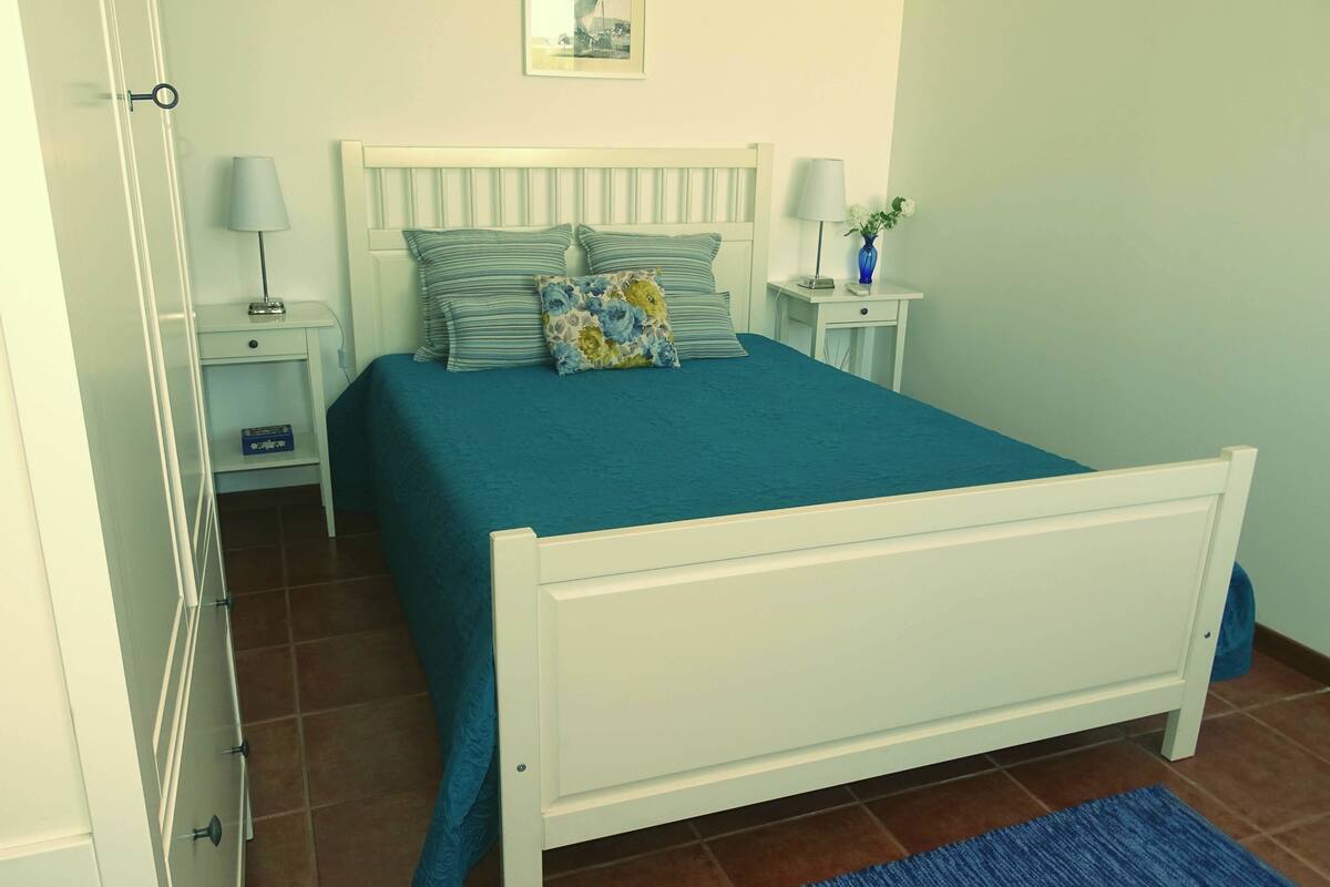 Habitación doble, balcón | Cortinas blackout, insonorización y tabla de planchar con plancha
