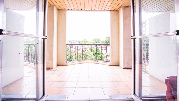 A balcony with a tiled floor and a wooden ceiling. - OYO 192 Tcc Condo - Hostel (Davao)