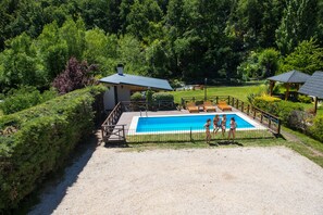 Una piscina al aire libre de temporada